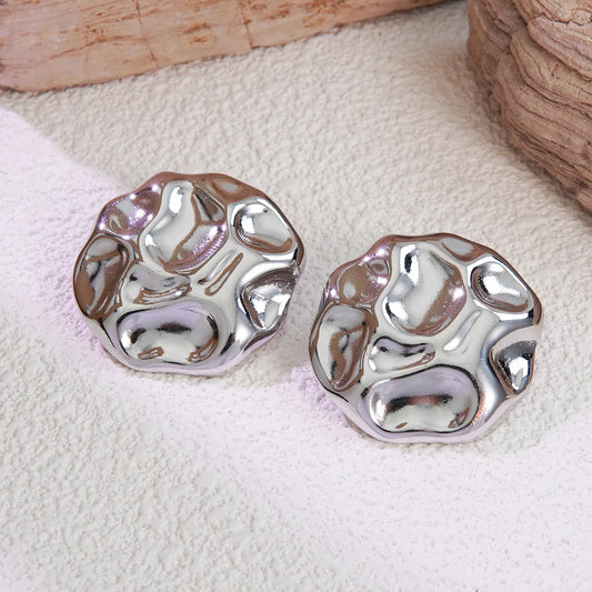 Aretes plateados redondos texturizados