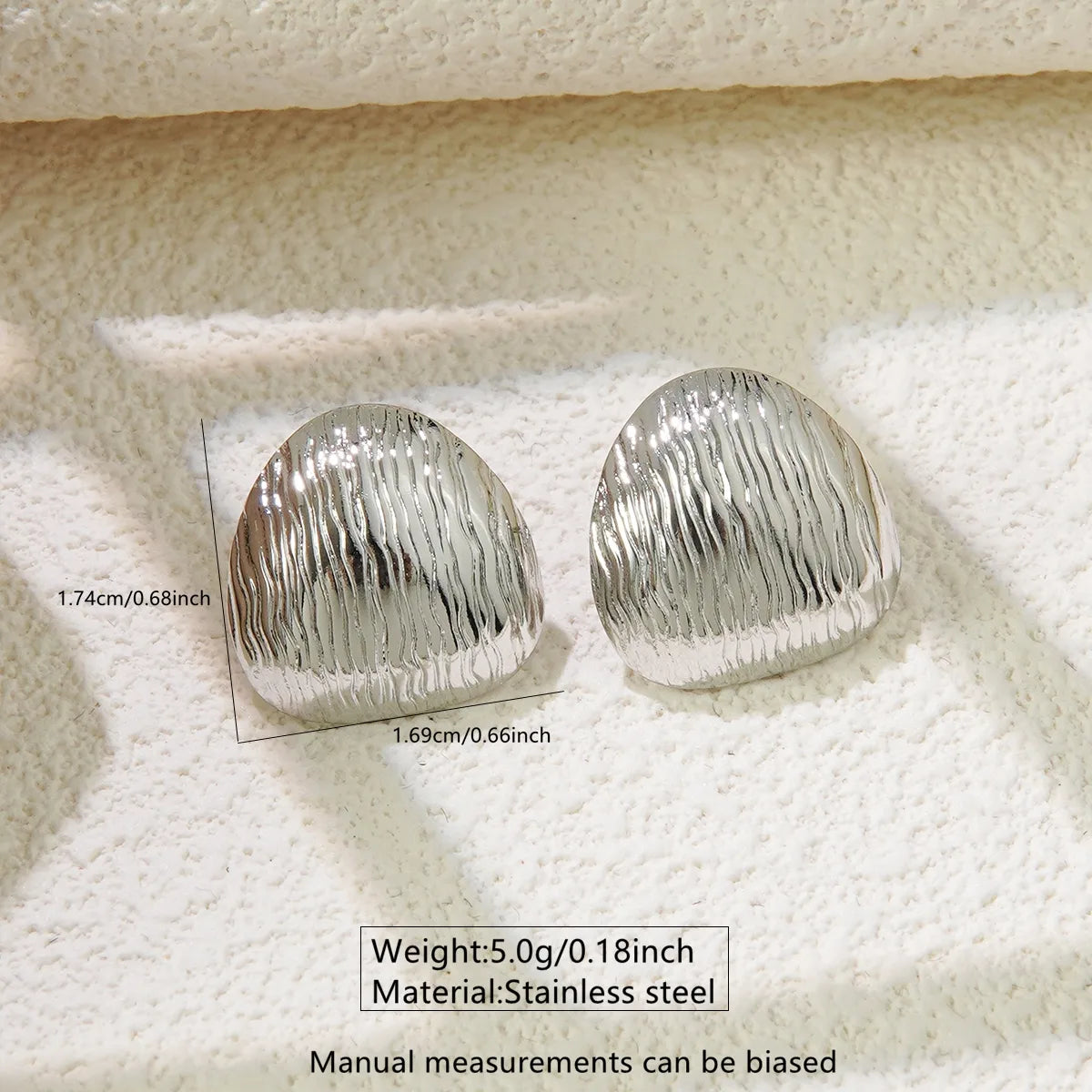 Aretes plateados triangulares