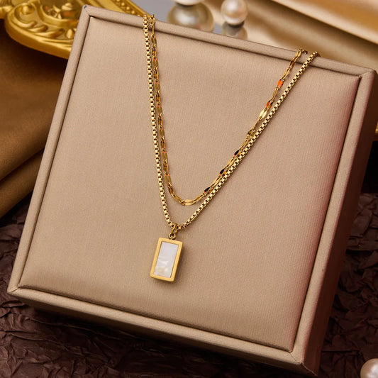 Collar doble dorado con dije cuadrado blanco