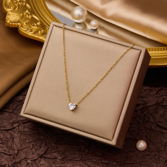 Collar dorado con dije de diamante de corazón