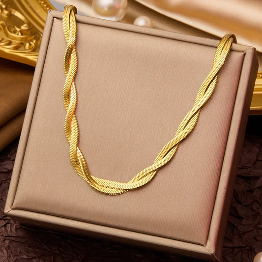 Collar plano dorado de cuchilla intercalada