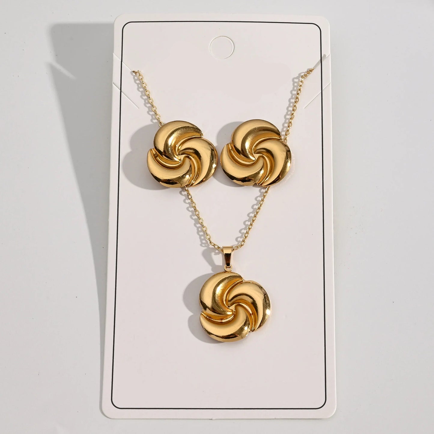 Conjunto de collar con dije y aretes en espiral