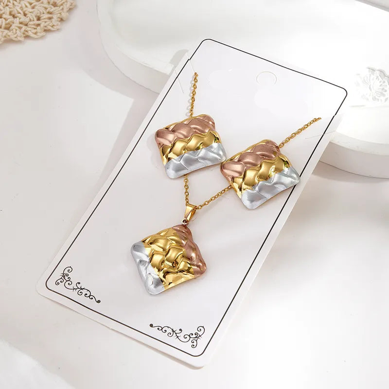 Conjunto de collar con dije y aretes en rombo de 3 colores