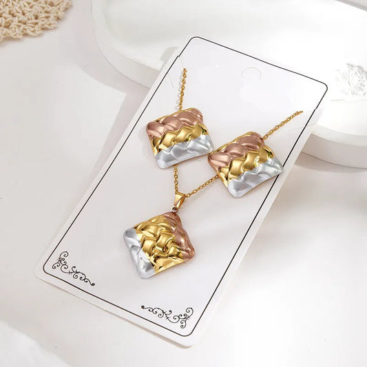 Conjunto de collar con dije y aretes en rombo de 3 colores