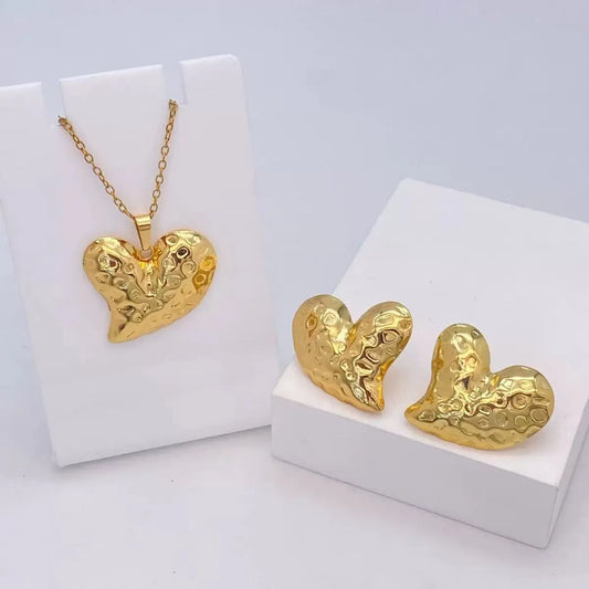Conjunto de collar con dije y aretes de corazón texturizado