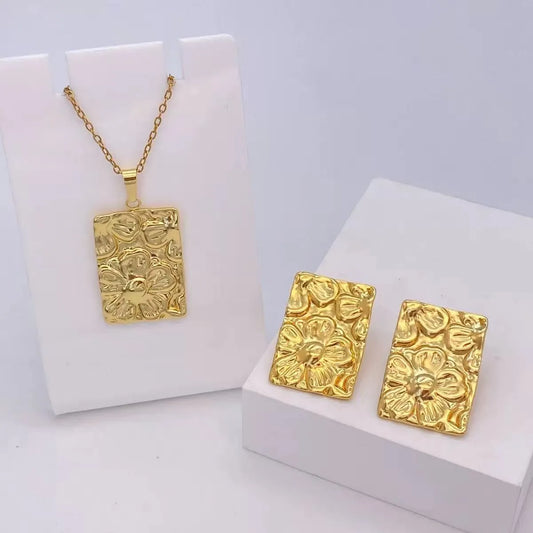 Conjunto dorado de collar con dije y aretes con flores texturizadas