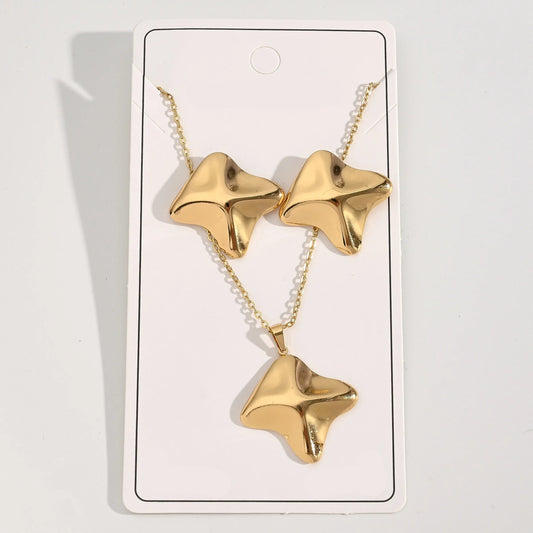 Conjunto dorado de collar con dije y aretes en rombo