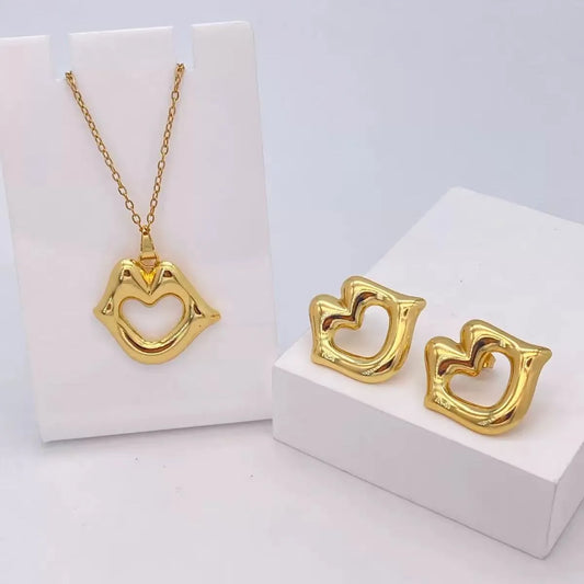 Conjunto dorado de collar con dije y aretes de labios