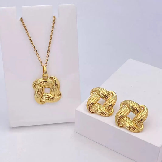 Conjunto dorado de collar y aretes cuadrados