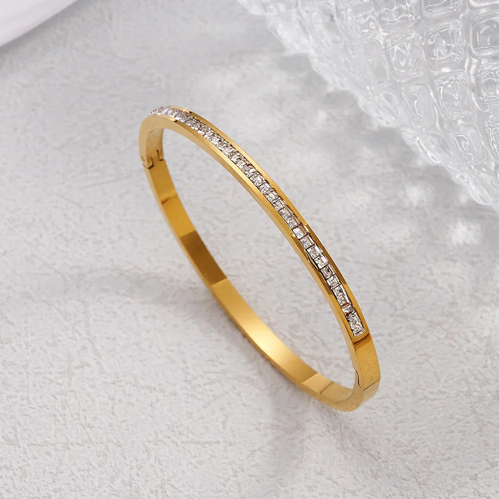 Pulsera dorada con incrustaciones de piedra