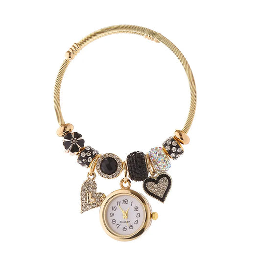 Reloj dorado de brazalete con colgantes de corazón
